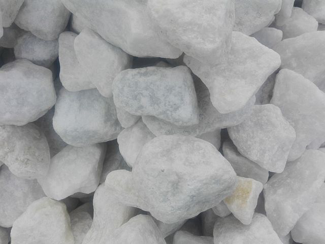岩石形式的碳酸钙